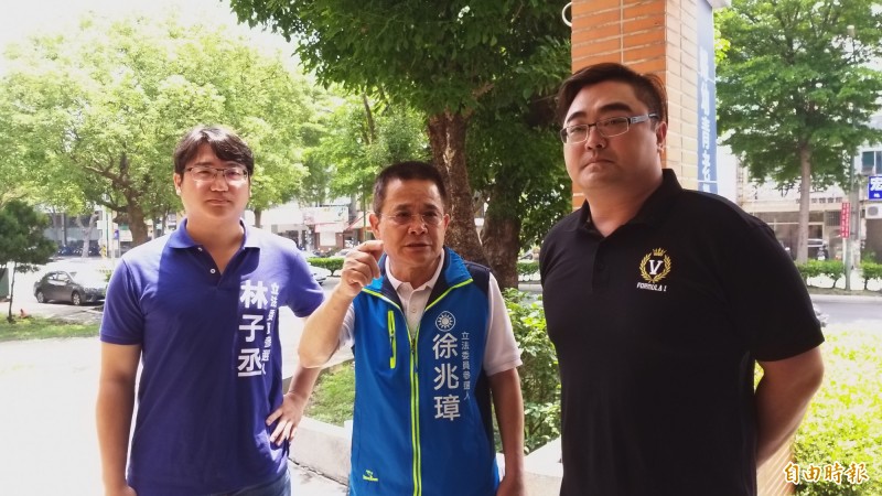 國民黨新竹縣黨部第十屆立委第二選區初選民調,5名參選人中的徐兆璋(中)、朱健銘(右)、林子丞(左)3人,質疑民調有瑕疵,黨部卻執意公布,憤而離席;徐兆璋甚至大罵「這哪是協調!那是強姦我們!」(記者廖雪茹攝) 國民黨新竹縣黨部第十屆立委第二選區初選民調,5名參選人中的徐兆璋(中)、朱健銘(右)、林子丞(左)3人,質疑民調有瑕疵,黨部卻執意公布,憤而離席;徐兆璋甚至大罵「這哪是協調!那是強姦我們!」(記者廖雪茹攝)