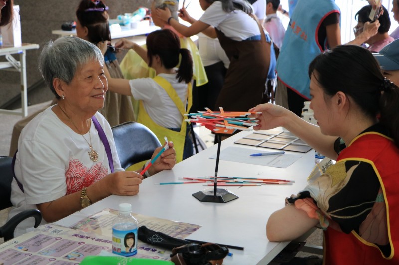 華山基金會今舉辦運動會讓這些多數沒有家人陪伴的長輩一同歡慶。（華山基金會提供）