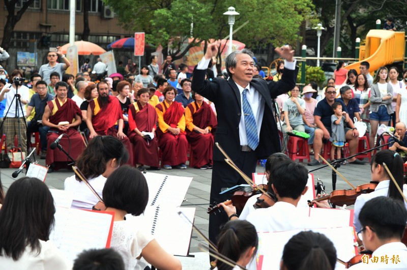 林明輝老師率領三百多位小小提琴家演奏多首悠揚動人的曲目，吸引大批當地民眾圍觀賞聽，搏得好評加碼演奏。（記者張忠義攝）