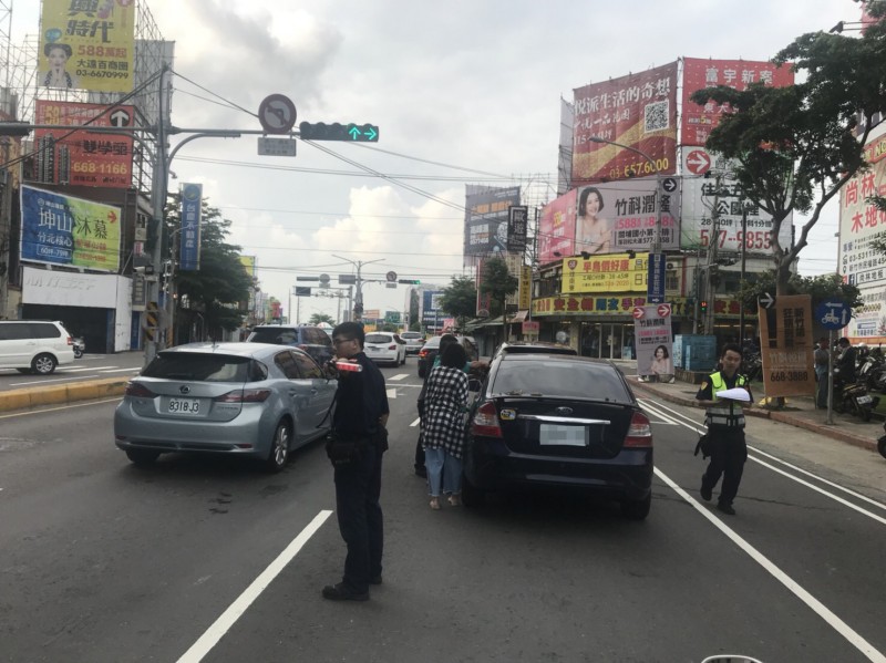 新竹市1名媽媽與前車發生擦撞，下車查看時，1歲兒被自動鎖鎖在車內。（記者洪美秀翻攝）