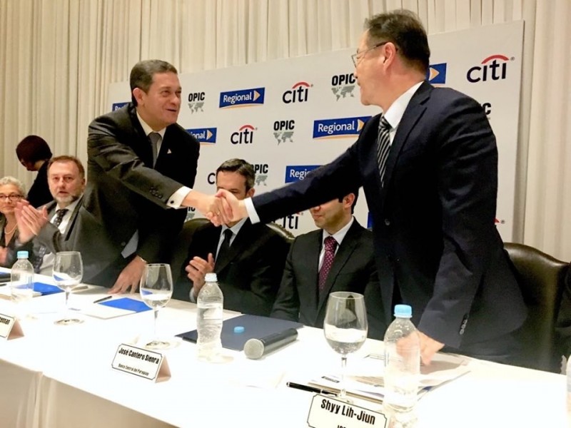 國合會副秘書長史立軍（右）與巴拉圭區域銀行董事長Raúl Vera Bogado（左）於簽署儀式上握手。（取自我駐巴拉圭大使館官網）
