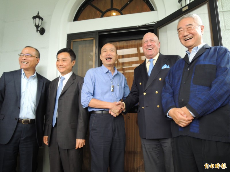 包道格（右二）今到高市議會拜會高雄市長韓國瑜與議長許崑源。（記者王榮祥攝）