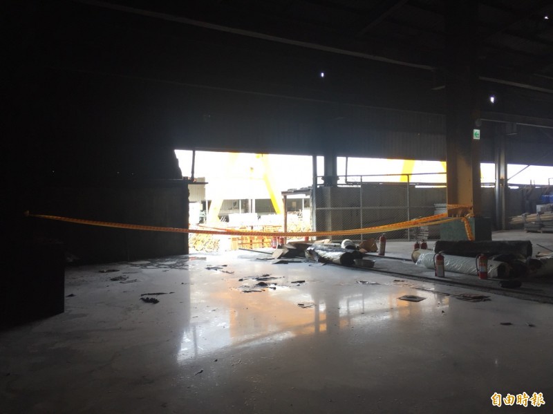 枋寮屏南工業區早上發生疑似爆炸火警，警方到現場圍起封鎖線調查起火原因。（記者陳彥廷攝）