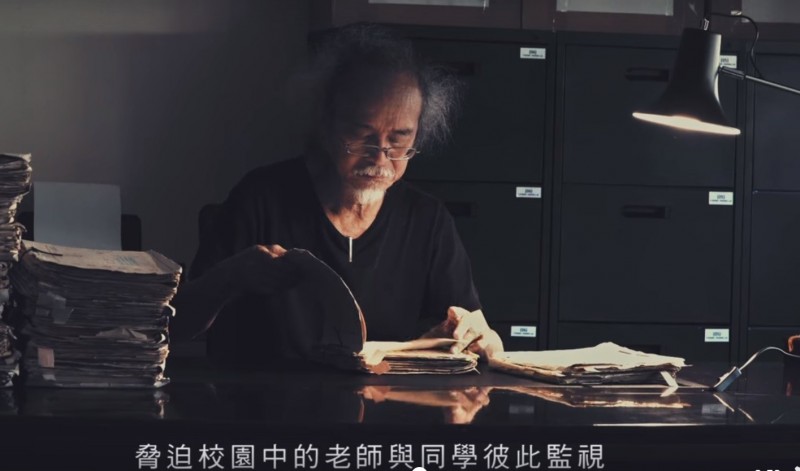 行政院促轉會邀請在1980年代於大學校園被監控的講師楊碧川(見圖),閱讀自己當年被情治單位監控所記錄而成的檔案,在這些不是自己所寫的日記中,被監控者看見自己當年一言一行全被記錄在官方檔案。(記者陳鈺馥翻攝) 行政院促轉會邀請在1980年代於大學校園被監控的講師楊碧川(見圖),閱讀自己當年被情治單位監控所記錄而成的檔案,在這些不是自己所寫的日記中,被監控者看見自己當年一言一行全被記錄在官方檔案。(記者陳鈺馥翻攝)