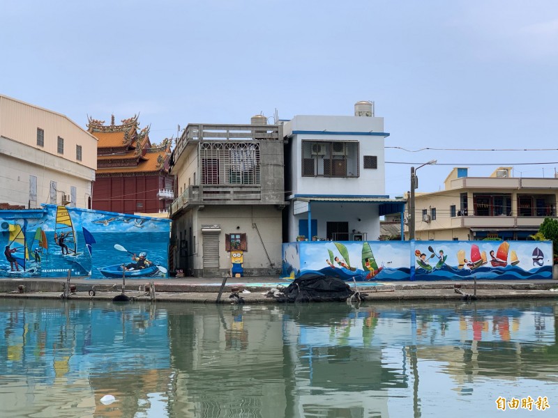 汕尾漁港旁的民宅彩繪。（記者洪臣宏攝）