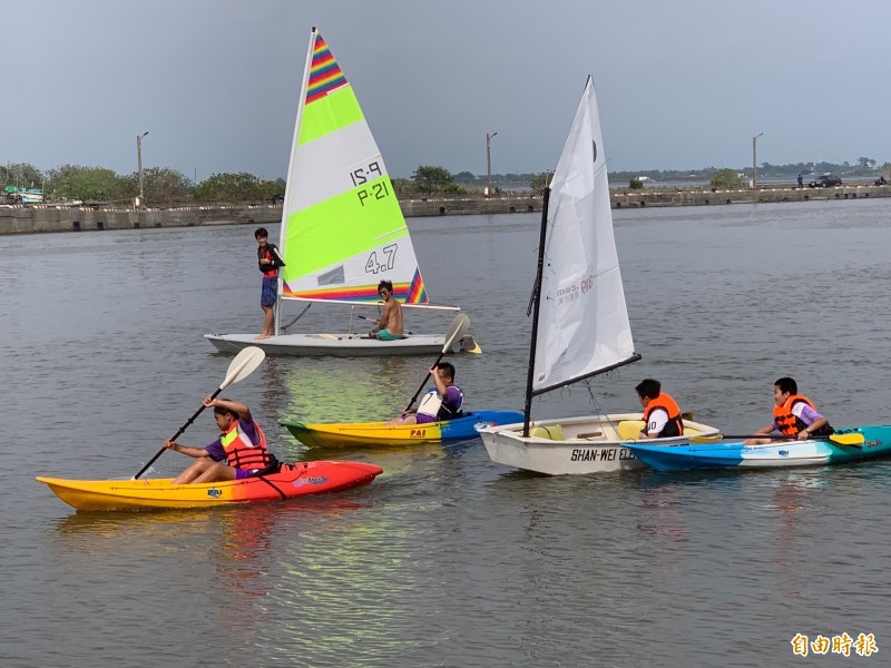 汕尾國小在漁港推廣風帆船運動。（記者洪臣宏攝）