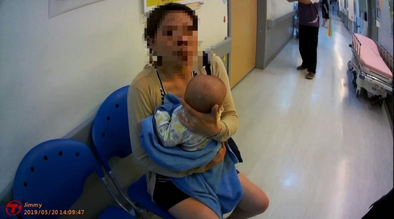 警員護送母女兩人平安抵達醫院，女嬰經救治後無生命危險。（記者曾健銘翻攝）