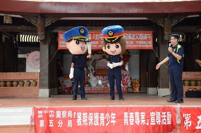 現場2隻Q版大頭警察人偶超吸睛。(記者許國楨翻攝) 現場2隻Q版大頭警察人偶超吸睛。(記者許國楨翻攝)