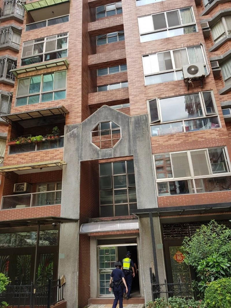 警方進入嚴女居住的社區內採證。（記者吳昇儒翻攝）