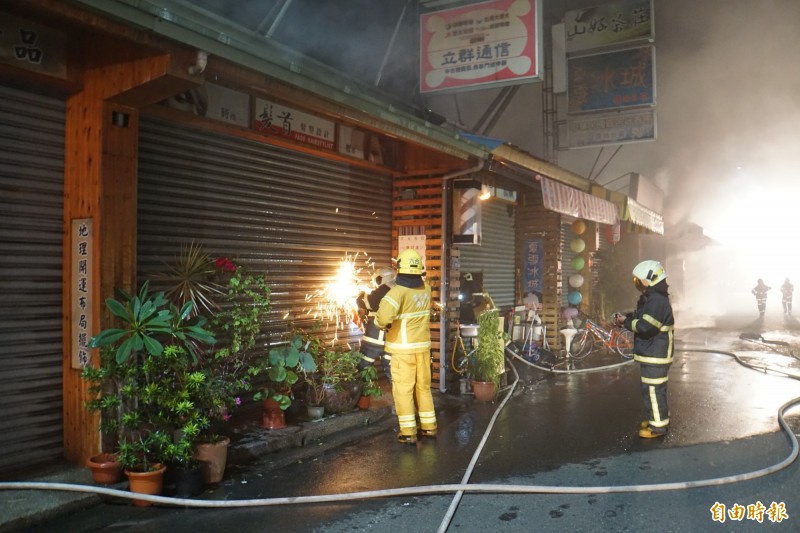 斗六市區暗夜火警， 警笛響徹夜空。（記者詹士弘攝）