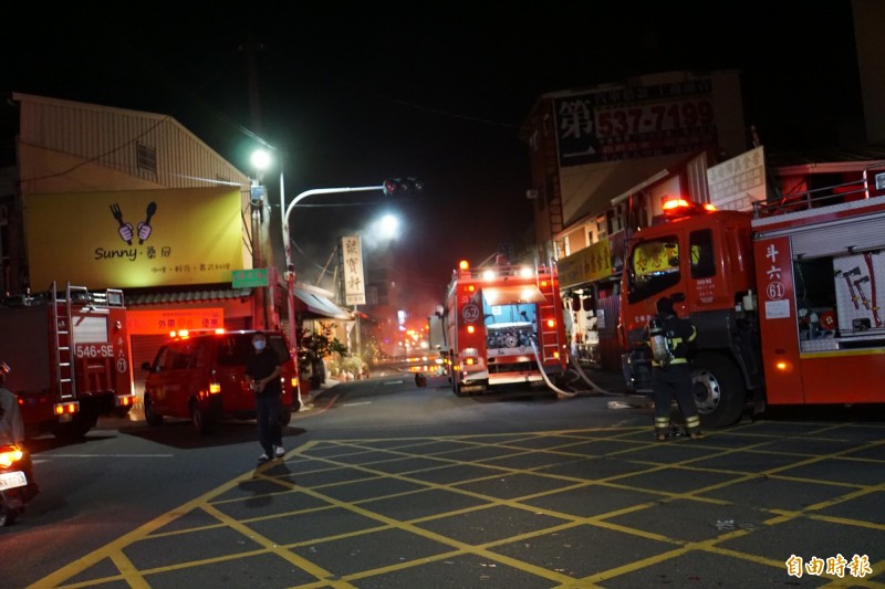 斗六市區暗夜火警， 警笛響徹夜空。（記者詹士弘攝）