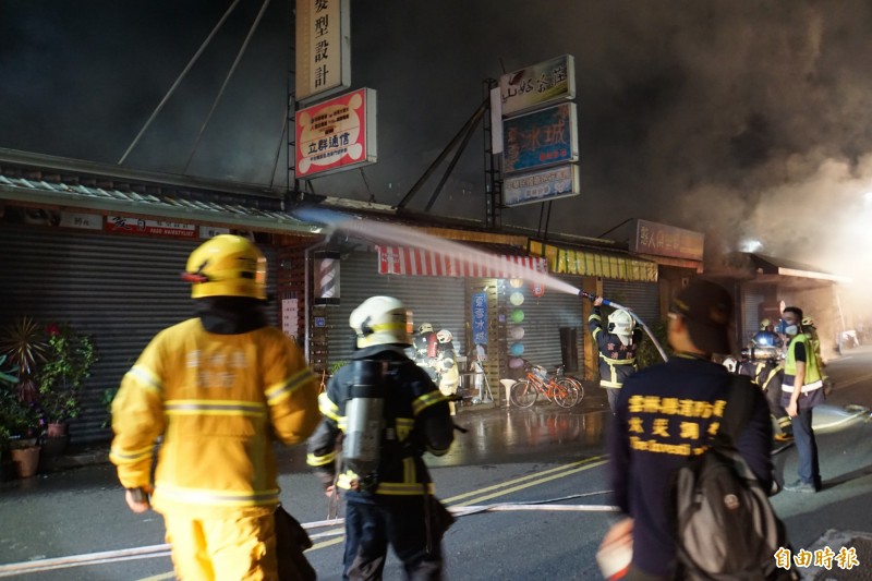 斗六市區暗夜火警， 警笛響徹夜空。（記者詹士弘攝）