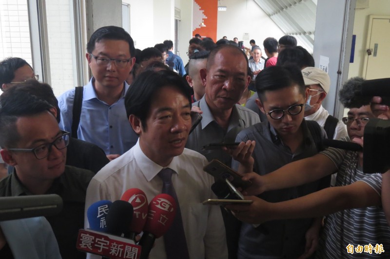 前行政院長賴清德今天到國立台灣海洋大學演講,賴清德會後被問到初選結束後有無可能整合為一組候選人;賴清德表示,民進黨最強的組合就是推派他出馬,他再找最理想的副手候選人搭檔,一起打贏明年總統大選。(記者俞肇福攝) 前行政院長賴清德今天到國立台灣海洋大學演講,賴清德會後被問到初選結束後有無可能整合為一組候選人;賴清德表示,民進黨最強的組合就是推派他出馬,他再找最理想的副手候選人搭檔,一起打贏明年總統大選。(記者俞肇福攝)