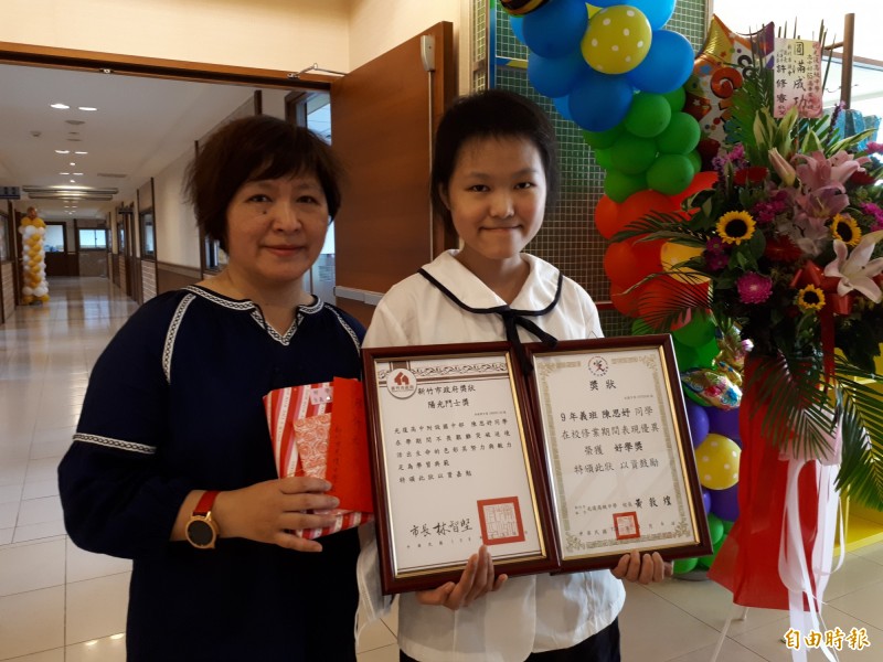 新竹市光復中學國中部學生陳思妤國一得血癌，3年來幾乎在病榻上與與癌症奮戰，也因為有媽媽楊嘉雯（左）的支持和陪伴，讓她能勇敢面對病魔，也找到支撐的力量。（記者洪美秀攝）