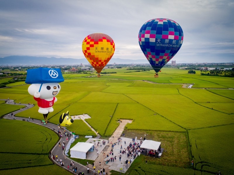宜蘭版伯朗大道熱氣球升空，蘭陽平原美得讓人驚艷。（圖由冬山鄉公所提供）