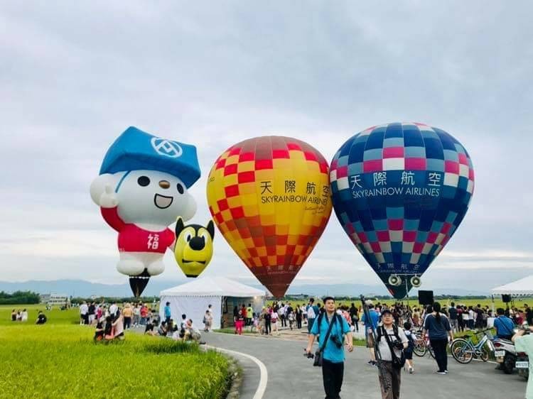 三奇村稻間美徑熱氣球今天升空。（圖由冬山鄉公所提供）