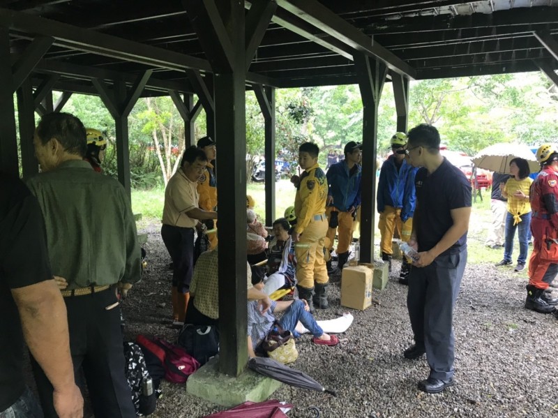 霧峰青桐林生態園區內的一座木棧道，今天下午1點多突然塌陷，消防人員獲報到場救援。（記者陳建志翻攝）
