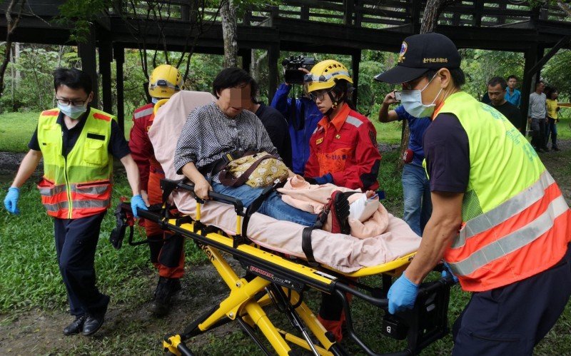 霧峰青桐林生態園木棧平台塌陷，造成13人受傷送醫。（記者陳建志翻攝）