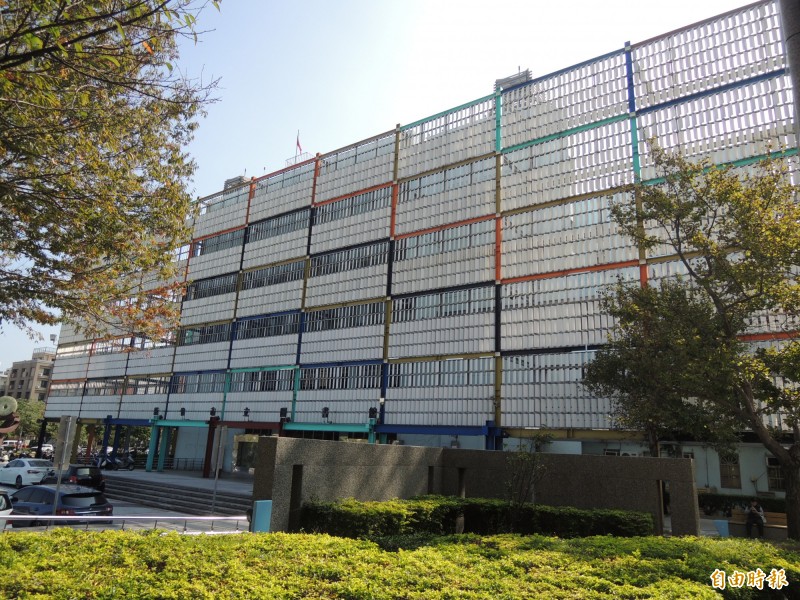 新竹市文化局規劃把文化局圖書館現址拆除重建為「總圖書館」,將結合科科與兒童探索和影音等多功能,預計明年6月完成規劃設計與發包,但市議員質詢時,認為圖書館拆除重建,耗費經費且恐限入閱讀黑暗期,建議市府另地重建。(記者洪美秀攝) 新竹市文化局規劃把文化局圖書館現址拆除重建為「總圖書館」,將結合科科與兒童探索和影音等多功能,預計明年6月完成規劃設計與發包,但市議員質詢時,認為圖書館拆除重建,耗費經費且恐限入閱讀黑暗期,建議市府另地重建。(記者洪美秀攝)