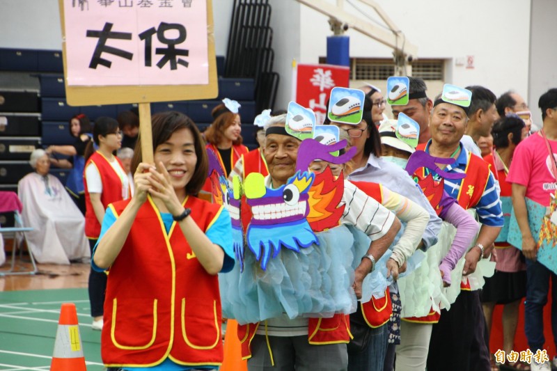 華山基金會服務的阿公阿嬤和志工們一起創作的紙箱龍舟。（記者林宜樟攝）