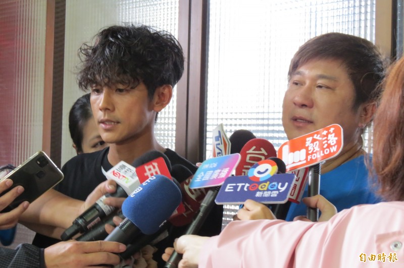 阿翔與謝忻遭爆街頭激吻，藝人胡瓜陪同阿翔在「綜藝大集合」今天錄影地點烏日建興宮開記者會（記者蘇金鳳攝）
