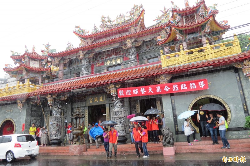 阿翔與謝忻遭爆街頭激吻，「綜藝大集合」錄影地點烏日建興宮意外爆紅（記者蘇金鳳攝）