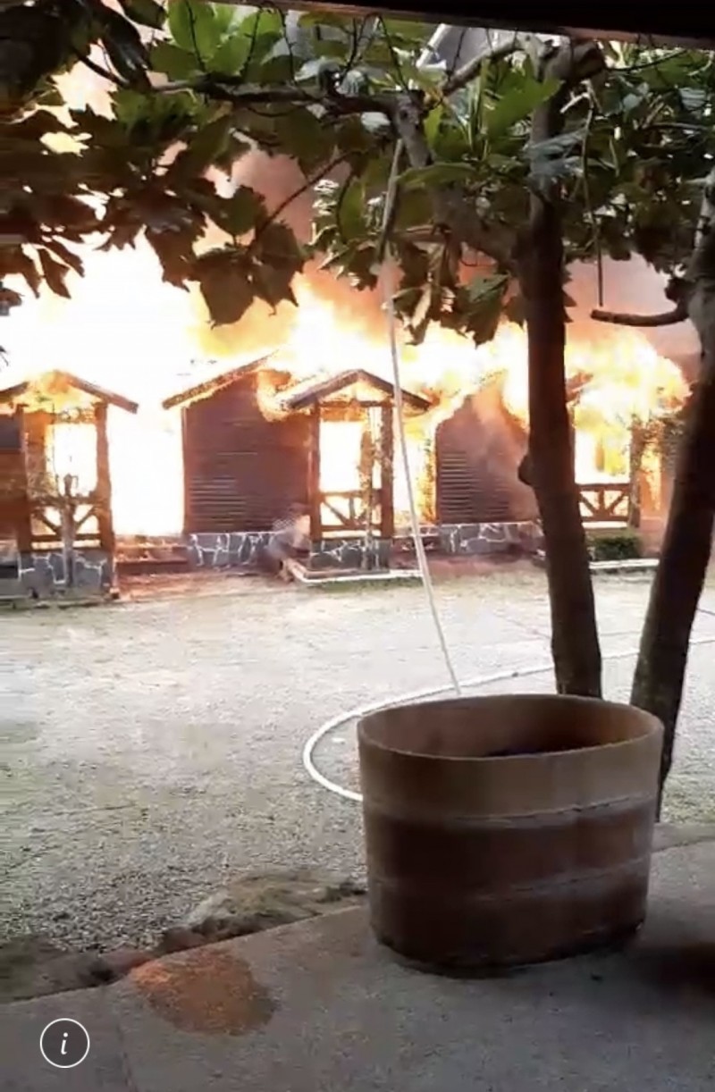 南投縣國姓鄉玉門關風景點，傍晚發生民宿火警，有5間獨棟小木屋陷入一片火海，所幸無人傷亡。（圖由民眾提供）