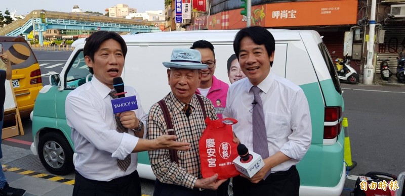 前行政院長賴清德(右)的舅舅、基隆慶安宮主委童永(中)說,外界雖然有「蔡賴配」說法,但是賴清德不是會求官的人,這是「上面大人的事」,他不知道,但是他覺得賴前院長有聲望,不應閒置,應該出來幫忙。(資料照,記者俞肇福攝) 前行政院長賴清德(右)的舅舅、基隆慶安宮主委童永(中)說,外界雖然有「蔡賴配」說法,但是賴清德不是會求官的人,這是「上面大人的事」,他不知道,但是他覺得賴前院長有聲望,不應閒置,應該出來幫忙。(資料照,記者俞肇福攝)