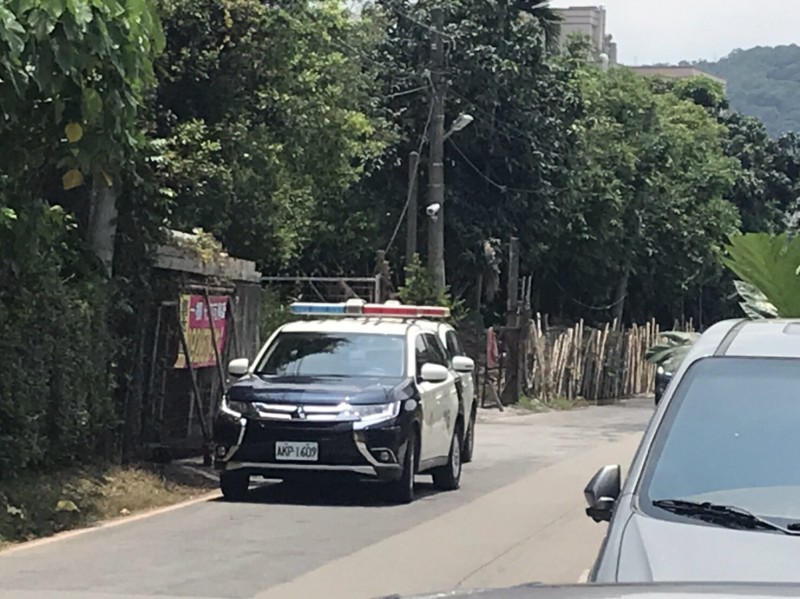 警方封鎖現場調查。（記者鄭景議翻攝）