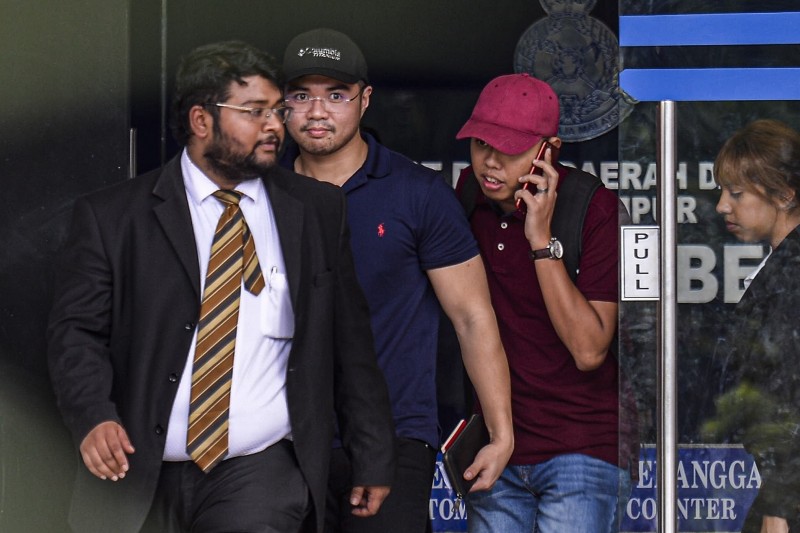 馬來西亞「政壇男男性愛短片」主角哈茲阿茲（左2，頭戴黑帽）15日獲得保釋。（歐新社）