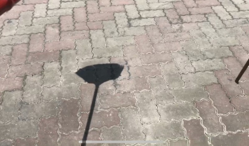 橫拿的掃把在地上有影子。（彭賢正提供）