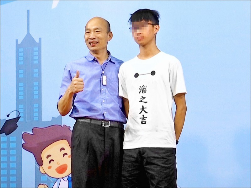 模範生穿「溜之大吉」的T恤，諷刺市長韓國瑜「呷碗內、看碗外」。（讀者提供）