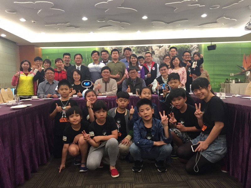 雲林將主辦人工智慧應用大賽，劍湖山世界總經理王瑞堂（中坐者右2）歡迎各級學校師生報名。（記者廖淑玲翻攝）