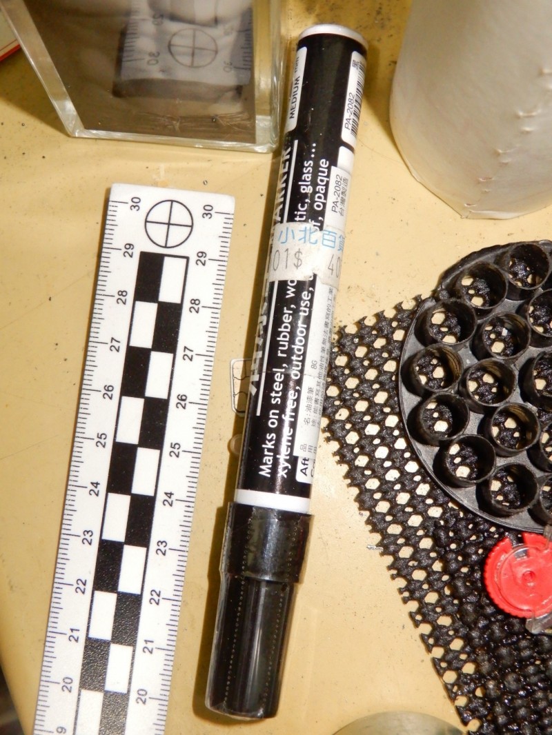 警方查獲罕見白板筆炸彈。（記者徐聖倫翻攝）