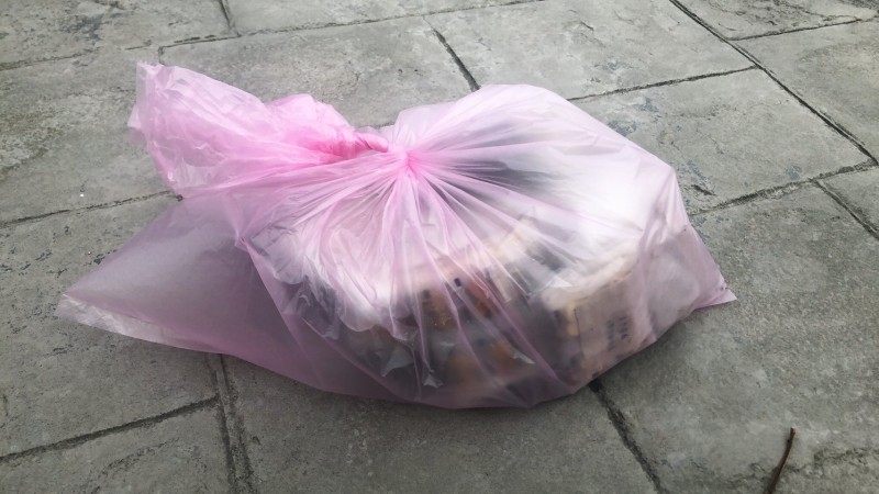 彰化縣環保局獲報後前往清除，經整理一大袋後帶回銷毀。（記者陳冠備翻攝）