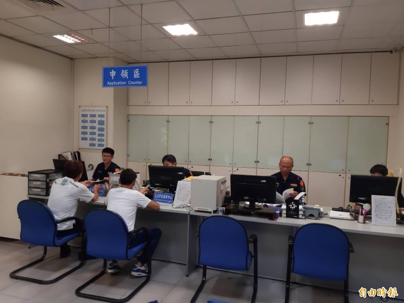 嘉市警局交通隊設「交通事故聯合服務中心」，提供民眾一次到位服務，提升交通事故處理品質。（記者丁偉杰攝）