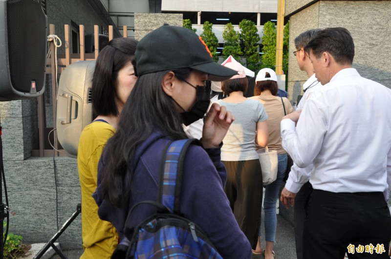 領回三寶的空服員陸續進入長榮航空總部。(記者周敏鴻攝) 領回三寶的空服員陸續進入長榮航空總部。(記者周敏鴻攝)