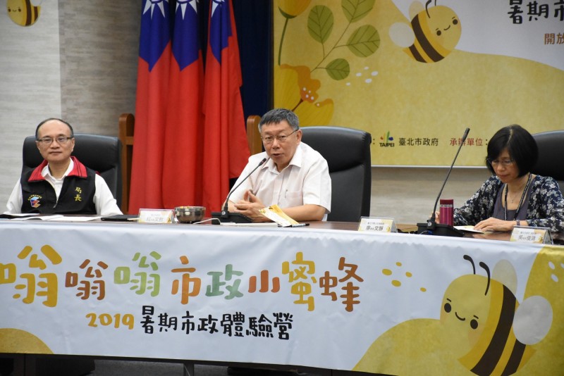 台北市長柯文哲出席出席「嗡嗡嗡市政小蜜蜂」便當會，與大專院校生共進午餐。（圖由北市教育局提供）