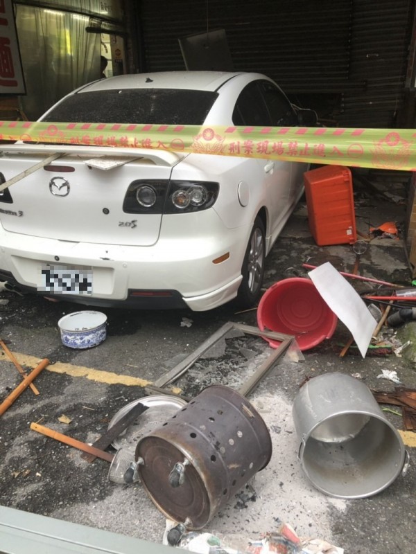 店內生財工具都炸飛到店外。（記者許國楨攝）