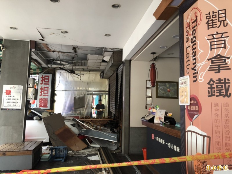 在茶飲店外的客人及一名路人也遭波及。（記者許國楨攝）