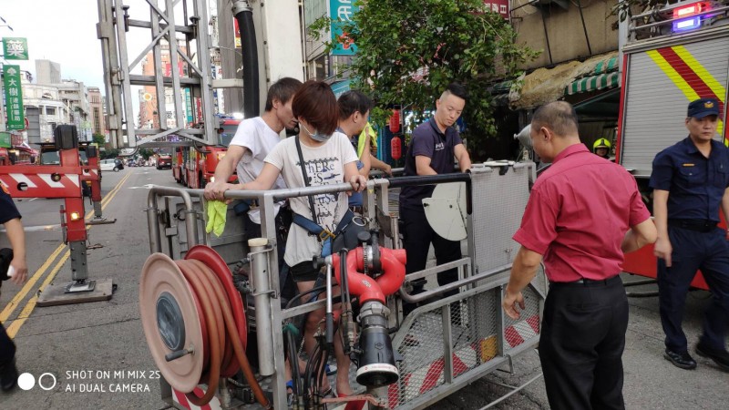 消防人員出動雲梯車救出受困店內3人。（台中市消防局提供）