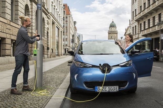 歐盟7月1日起實施新法，規定新的電動車輛需設有「噪音裝置」，因為憂心這種車輛「太過安靜」，以致行人無法聽見，進而引發交通危險。（法新社）