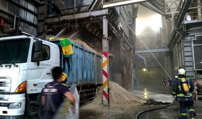 台中龍井中央路2段的源豐碾米廠，今天傍晚5點多時米糠儲存槽起火燃燒，造成2名工人受傷送醫。（記者陳建志翻攝）