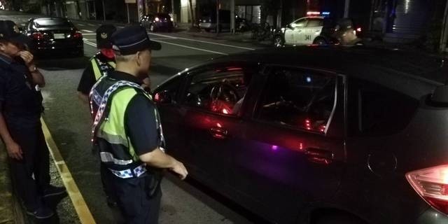 竹市警方執法取締酒駕，意外讓酒駕車上的兩名乘客遭連坐開罰，搶得新制頭香。（警方提供）