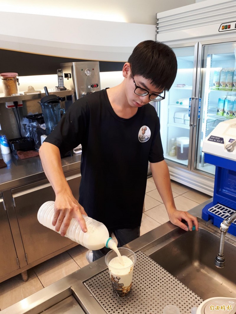 「黑珍珠」店內的豆漿或鮮奶或紅茶，冬瓜茶都是與知名店家契作，其中珍珠豆漿，是很多乳糖不耐症者又愛珍珠的消費者首選。（記者洪美秀攝）