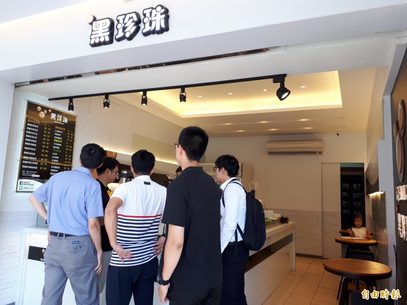 位在新竹市清大夜市街的手搖飲一級戰區內，強調現煮珍珠的「黑珍珠」很受大學生及竹科園區工程師的喜愛，也在一級戰區內獨樹一格。（記者洪美秀攝）