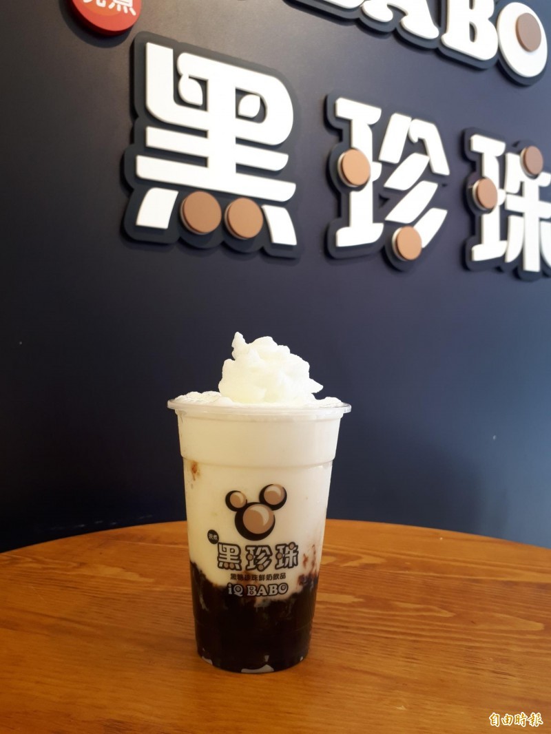 夏天消費者最愛的黑糖珍珠鮮奶冰沙，吃起來爽快天然又Q彈，是年輕人的最愛。（記者洪美秀攝）