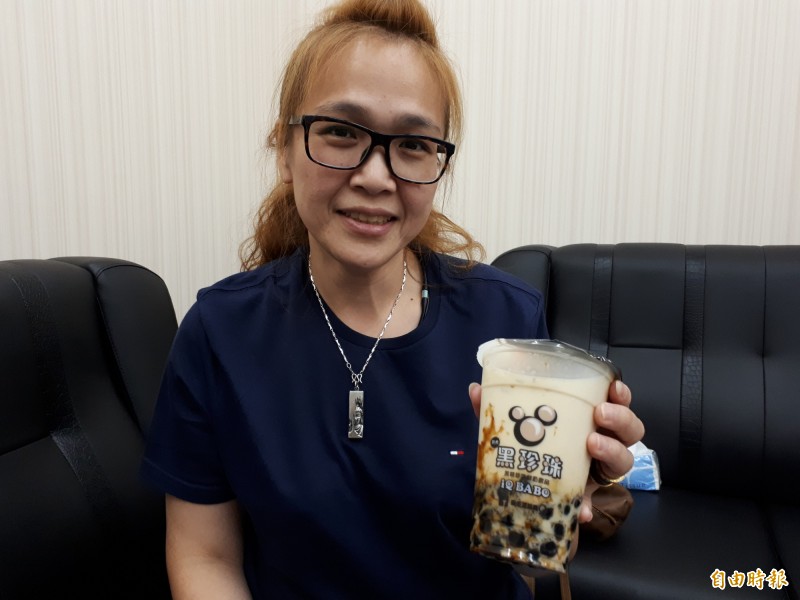 夏天消費者最愛的黑糖珍珠鮮奶冰沙，吃起來爽快天然又Q彈。（記者洪美秀攝）