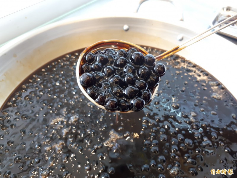新竹市「黑珍珠」手搖飲料店內的珍珠除是現煮，且用黑糖「蜜」出來，吃起來珍珠飽滿Q彈，且是手工熬煮，較天然無負擔。（記者洪美秀攝）