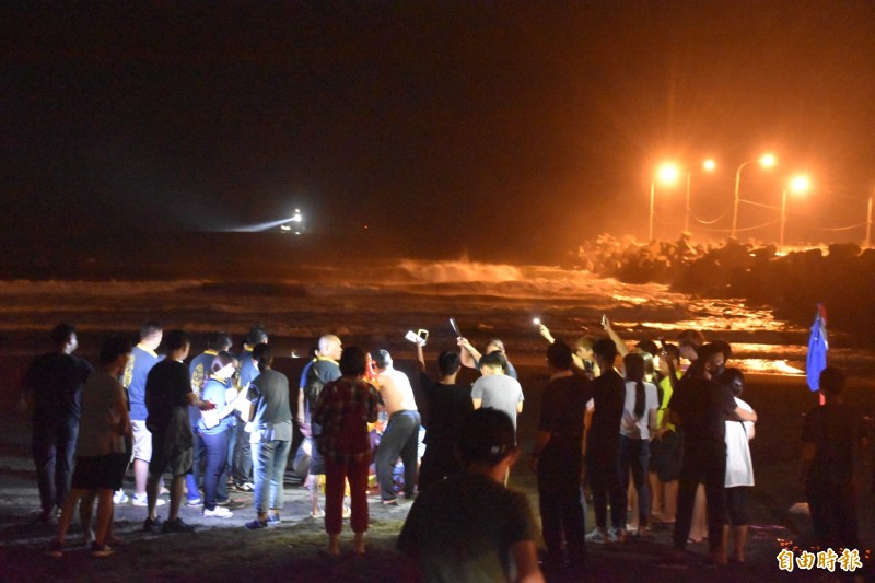 è¡å§å°å¹´å®¶å±¬åè¦ªåéçµå¨èµä»å¯®æ¼æ¸¯åå´æ²çï¼å°èæµ·é¢é«åè¡ççåå­ï¼è¦ä»è¶å¿«åå®¶ï¼ï¼è¨èèç¦ç·æï¼